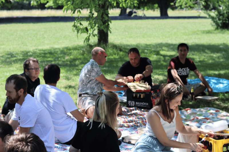ITscope-Mitarbeiter beim Picknick im Sonnenschein