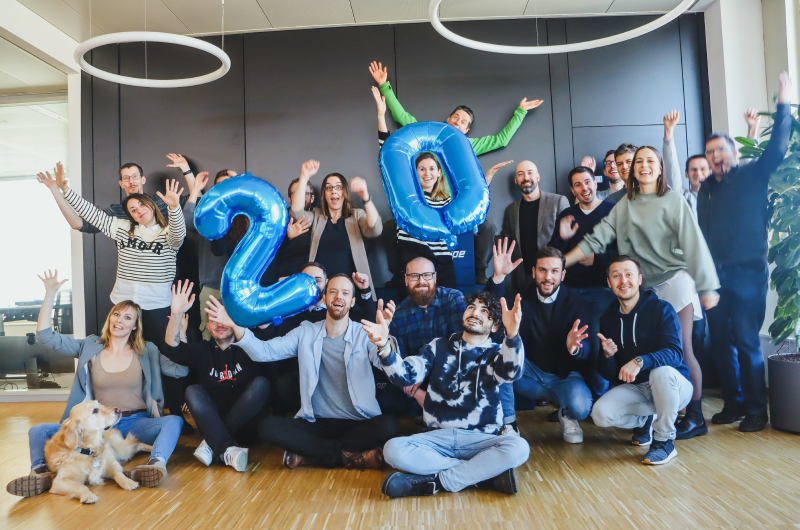 Das ITscope-Team mit Ballons zur 20 Jahre ITscope Feier