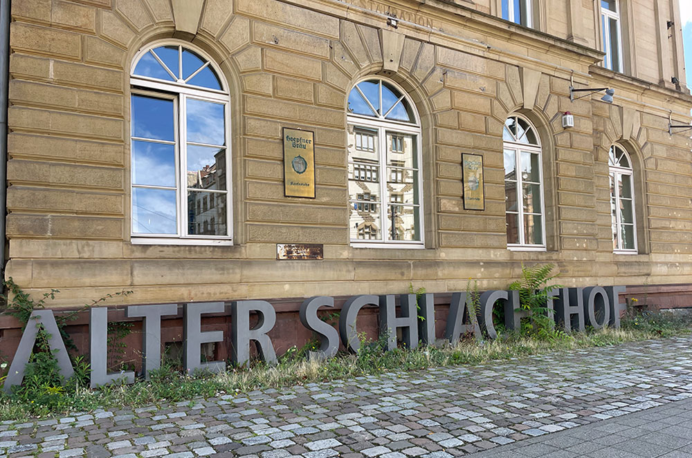 Schriftzug "Alter Schlachthof" am Gelände in Karlsruhe