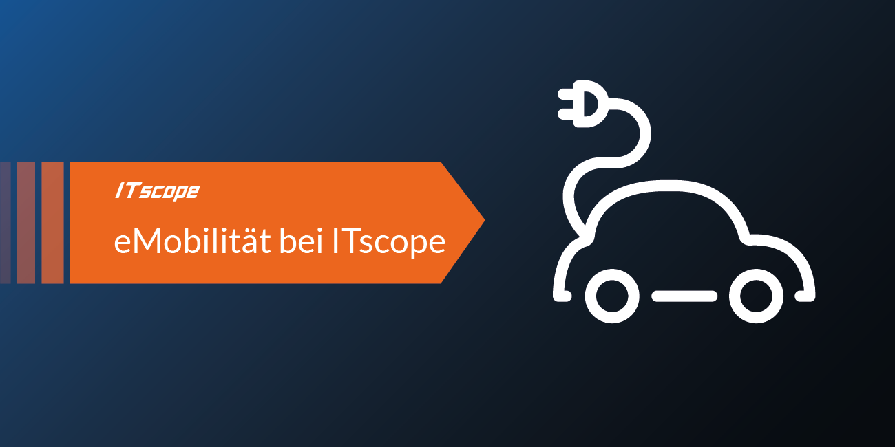 Grafik mit dunkelblauem Hintergrund: Ein orangefarbener Pfeil mit der Aufschrift "ITscope – eMobilität bei ITscope"zeigt nach rechts. Rechts daneben ist ein weißes Umrissbild eines Autos mit Ladekabel und Stecker zu sehen.
