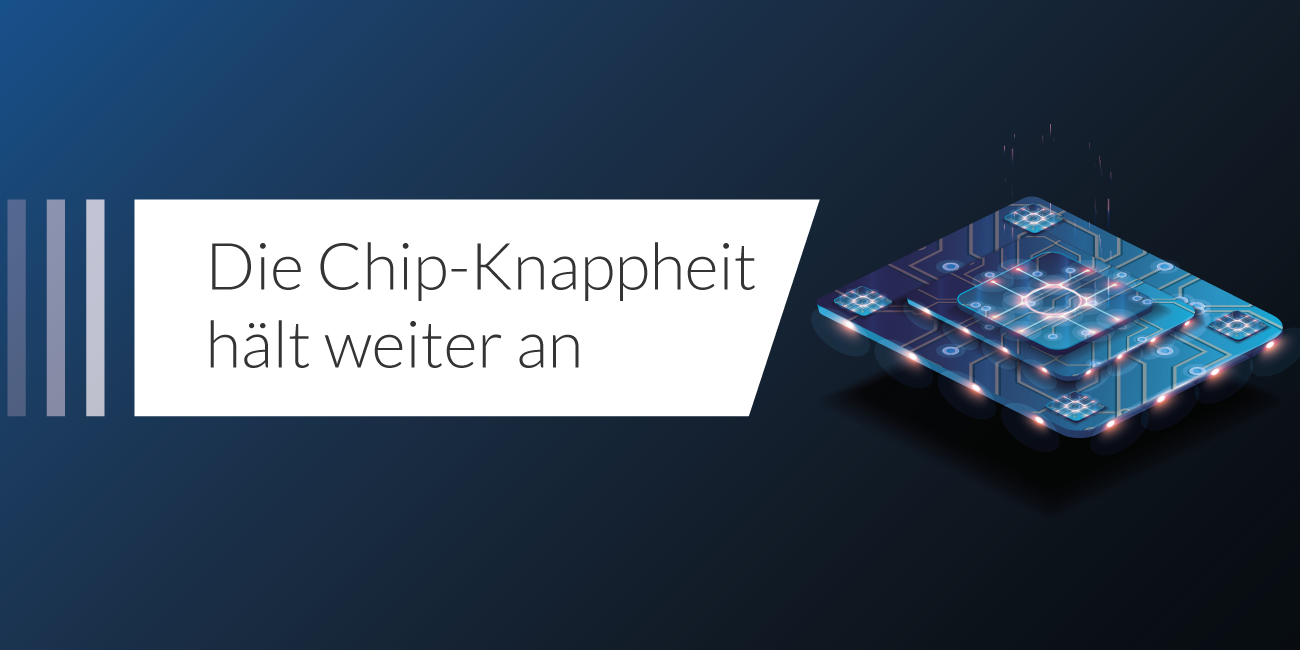 Grafik mit Text ‚Die Chip-Knappheit hält weiter an‘ auf weißem Banner, daneben stilisierte Darstellung eines Computerchips auf dunkelblauem Hintergrund.
